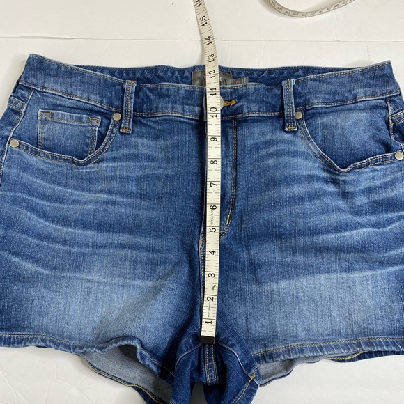 Torrid Premium Denim Shorts - Picture 7 of 8